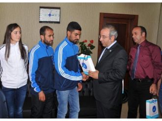 Rektör Battal’dan Başarılı Sporculara Ödül