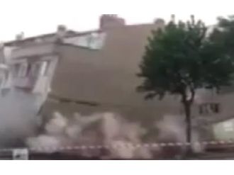 3 Katlı Bina Saniyeler İçinde Yerle Bir Oldu !