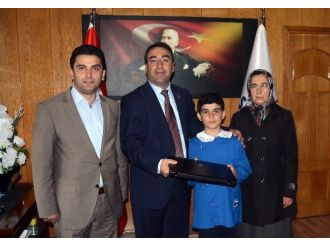 Başkan Göksal Toksoy’dan Başarılı Öğreciye Diz Üztü Bilgisayar