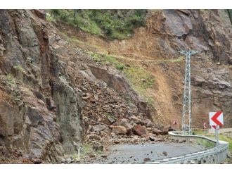 Oltu-artvin Karayolu Heyelan Nedeniyle Kapandı
