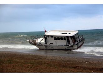 Antalya’da 154 Suriyeli Mültecinin Bulunduğu Tekne Karaya Vurdu