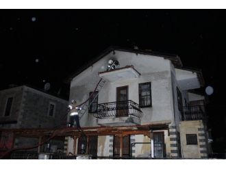 Düşen Yıldırım Evi Yaktı