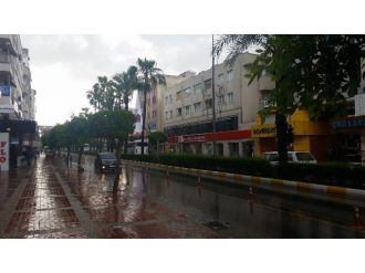 Antalya’da Şiddetli Yağmur Ve Fırtına Aydınlatma Direğini Devirdi