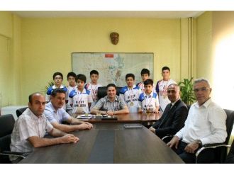 Ataşbak Şampiyon Badmintoncuları Kabul Etti