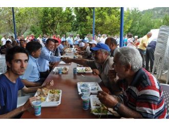 Başkan Turgut İşçilerle Yemek Yedi