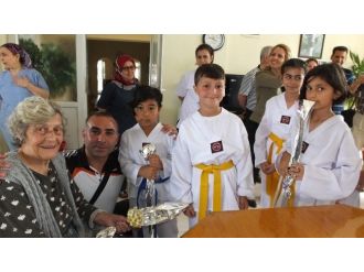 Burhaniye’de Genç Sporcuların Huzurevi Ziyareti