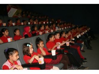Büyükşehir’in Sinema Şenliğinde 10 Bin Çocuk Sinemaya Götürüldü
