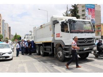 Panzer Kamyon Ve Otomobil Zincirleme Kazaya Karıştı