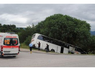 Aniden Hareket Eden Otobüsü Ağaç Durdurdu: 40 Yaralı