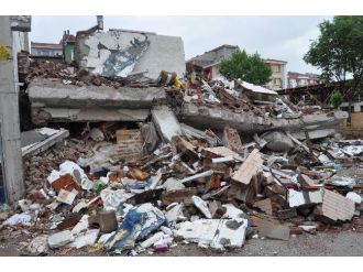 Eskişehir’de Saniyeler İçinde Yıkılan Bina