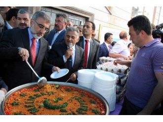 Bakan Yıldız Pilav Dağıttı