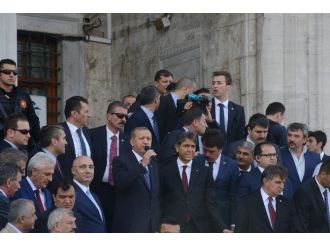 Erdoğan’a Cami Çıkışında Yoğun İlgi