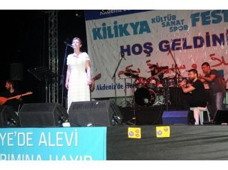 Akdeniz Belediyesi’nin Kültürler Buluşmasında İlkay Akkaya Rüzgarı