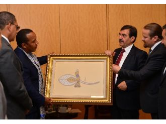 Bakanın Esprisi Ortamı Kahkahaya Boğdu