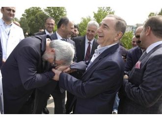 Uludağ Üniversitesi Rektörü Ulcay, Hayırsever İş Adamının Elini Öptü