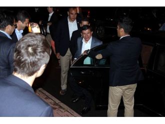 Başbakan Davutoğlu 11. Cumhurbaşkanı Abdullah Gül’ün Annesi Ve Babasını Ziyaret Etti