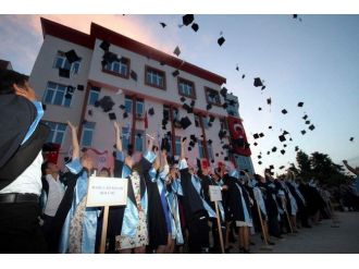Adü’nün Genç Ziraatçıları Mezuniyete Kep Fırlattı