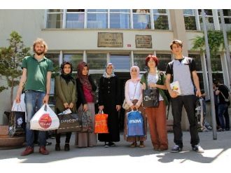 Çocuklar İçin Kapı Kapı Dolaşıyorlar
