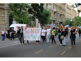 Budapeşte’de Binlerce Sosyal Hizmetler Çalışanı Parlamento Önünde Hükümeti Protesto Etti