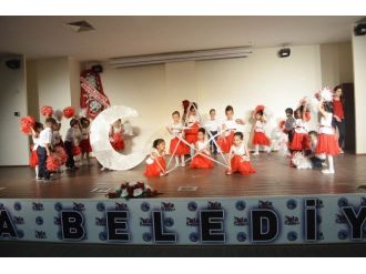 Ana Sınıfı Öğrencilerinden Annelerine Sürpriz Program