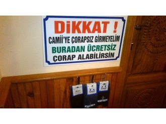 Camiye Çıplak Ayakla Gelene Ücretsiz Çorap