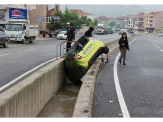 Seyir Halindeki Otomobil Su Kanalına Düştü