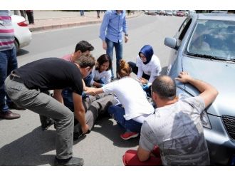 Otomobille Elektrikli Bisiklet Çarpıştı: 1 Yaralı