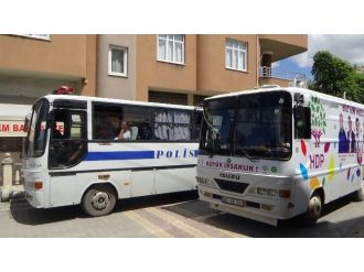 (Özel Haber) Kadirli’de Hdp’li Dört Aday Yüzlerce Polis Eşliğinde Mahalle Gezisi Yaptı