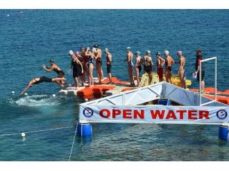 Foça’nın Mavi Sularında 127 Yüzücü Kulaç Attı