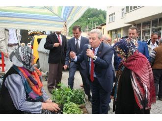 Elinde Mikrofonla Dolaşıp Seçim Çalışması Yürütüyor