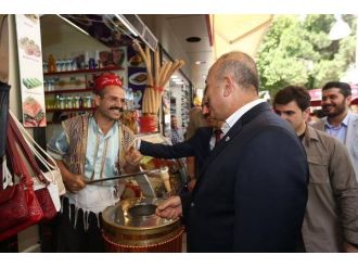 Bakan Çavuşoğlu’ndan Kuşadası’nda Esnaf Turu