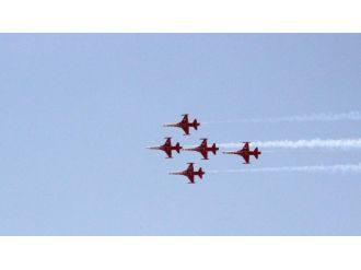 Türk Yıldızları Hava Trafiğini Kilitledi