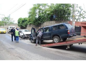 Zonguldak’ta İki Araç Kafa Kafaya Çarpıştı: 3 Yaralı