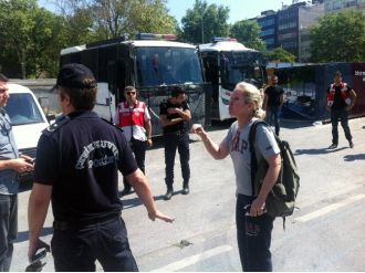 Yabancı Kadınla Polis Arasında İlginç Diyalog