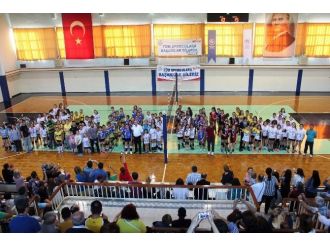 Minik Voleybolcular Madalyalarını Aldı