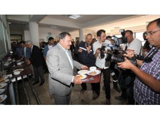 Bakan Eroğlu İşçilerle Yemek Sırasına Girdi