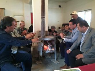 Ak Parti’li Uslu’dan Soba Başında Seçim Çalışması