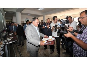 Bakan İşçilerle Yemek Sırasına Girdi