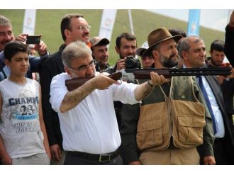 Bakan Yıldız Ve Koruması Atıcılıktaki Hünerlerini Gösterdi