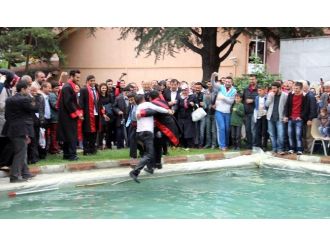 Öğretmen Adayları Havuzda Islandı