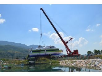 Karadan Nakil Yapılan En Büyük Gemi 12 Saatte Suya İndirildi