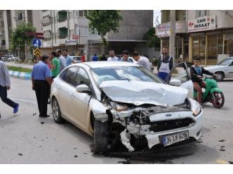 Kamyonetle Otomobil Çarpıştı: 5 Yaralı