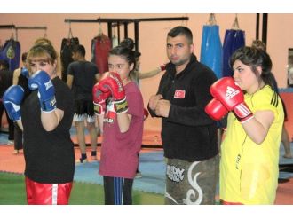 Kadınlar Kendilerini Şiddete Karşı Kick Boksla Koruyacak