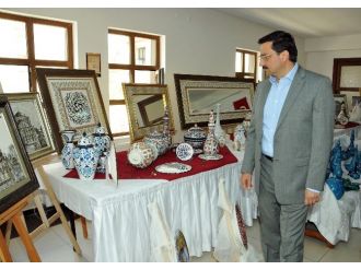 Çini Seramik Ve Yağlı Boya Sergisi’nin Açılışını Başkan Ak Yaptı