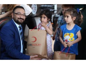 Minik Öğrenciler Kızılay Kumbarası Yaptı