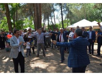 Chp Ve Ak Partili Vekiller Karşılıklı Oynadı