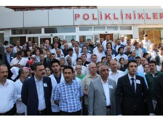 Sağlıkçılar Öldürülen Doktor İçin Eylem Düzenliyor