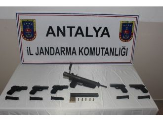 Antalya’da Bir Otomobilde Uzun Namlulu Silah Ele Geçirildi