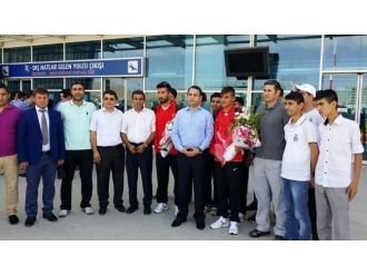 Mardinli Sporcuya Havaalanında Karşılama