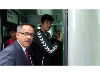 Mhp Milletvekili Tramvaya Bindi Seçmenden Destek İstedi